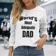 World's Most Adequate Dad はポップへの面白いギフトになります。 長袖Tシャツ 彼女への贈り物