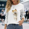 かわいい日本の秋田犬が角をのぞく犬好き。 長袖Tシャツ 彼女への贈り物