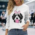 バブルガムを持つバーネドゥードル犬 長袖Tシャツ 彼女への贈り物