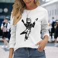 フライングvギターで遊ぶ猫 長袖Tシャツ 彼女への贈り物