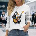 ベースギターを弾くペンギン ペンギン 長袖Tシャツ 彼女への贈り物