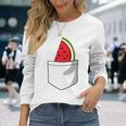 ポケットに入ったスイカのポケットプリントの面白いスイカ。 長袖Tシャツ 彼女への贈り物