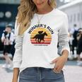 競馬ファンや馬好きの方にお勧め 勝者の走り オシャレな競馬イラスト 長袖Tシャツ 彼女への贈り物