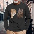 2匹の猫がミームを話す 長袖tシャツ 長袖Tシャツ 高齢者への贈り物