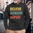 Believe Achieve Repeat Motivational Ambition Inspiration 長袖Tシャツ 高齢者への贈り物