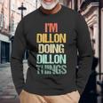 I'm Dillon Doing Dillon Things – 楽しい言葉でクールな名前ディロン 長袖Tシャツ 高齢者への贈り物
