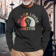 Lives Matter Raised Fist Retrointage No Racism 長袖Tシャツ 高齢者への贈り物