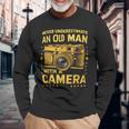 Never Underestimate An Old Man With A Camera レトロ ヴィンテージ 長袖Tシャツ 高齢者への贈り物