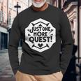Rpg愛好家のためのjust One More Quest Gamer 長袖Tシャツ 高齢者への贈り物