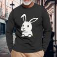 ウサギの穴から出てトラブルに巻き込まれる 長袖Tシャツ 高齢者への贈り物