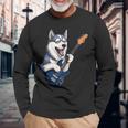エレキギターを弾く面白いシベリアンハスキー犬ミュージシャン 長袖Tシャツ 高齢者への贈り物