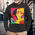 カラフルなドリームスケープ – シュールな顔と抽象的な波 長袖Tシャツ 高齢者への贈り物