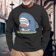 カード遊びをするサメ 長袖Tシャツ 高齢者への贈り物