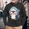 サメのコスチュームを着た面白いペンギン 長袖Tシャツ 高齢者への贈り物