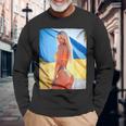 セクシーガールグラフィックtシャツ 「モダンピンナップガール&ウクライナ国旗2」 長袖Tシャツ 高齢者への贈り物