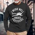 ダイビング I Work Well Under Pressure ダイビング・スポーツ ダイバーの言葉 長袖Tシャツ 高齢者への贈り物