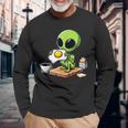 トーストに目玉焼きを食べるエイリアン 長袖Tシャツ 高齢者への贈り物