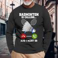 バドミントンが呼んでいる、私は行かなければならないラケットバドミントン選手badminton 長袖Tシャツ 高齢者への贈り物