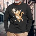 バレーボール選手のかわいいバレーボール猫。 長袖Tシャツ 高齢者への贈り物