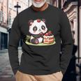 パンダを食べるストロベリーケーキ 長袖Tシャツ 高齢者への贈り物