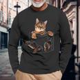 ポケットに入ったベンガルキャット 長袖Tシャツ 高齢者への贈り物