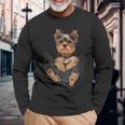 ヨークシャーテリアをポケットに入れて、ヨーキー犬愛好家に。 長袖Tシャツ 高齢者への贈り物