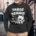 卓球をするクールな猫 長袖Tシャツ 高齢者への贈り物