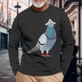 新聞帽子をかぶった鳩 長袖Tシャツ 高齢者への贈り物