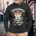未診断だけど何かが違う猫ユーモア 長袖Tシャツ 高齢者への贈り物