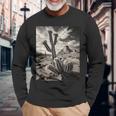 砂漠のサボテンのモノクロ写真 長袖Tシャツ 高齢者への贈り物