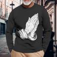 祈るイエスの手 長袖Tシャツ 高齢者への贈り物