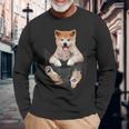 秋田愛好家のためのポケットの中の面白い秋田犬 長袖Tシャツ 高齢者への贈り物