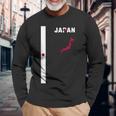 縦型日本国旗、文字「Japan」&シルエットマップ 長袖Tシャツ 高齢者への贈り物