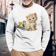 Kitten With Happy Little Birds 長袖Tシャツ 高齢者への贈り物
