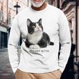 Mischief In Fur 猫写真 ハチワレ猫 黒白猫 猫好き ネタ 猫しもべ 猫飼い 猫依存症 長袖Tシャツ 高齢者への贈り物