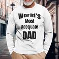 World's Most Adequate Dad はポップへの面白いギフトになります。 長袖Tシャツ 高齢者への贈り物