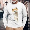かわいい日本の秋田犬が角をのぞく犬好き。 長袖Tシャツ 高齢者への贈り物