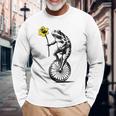 かわいい面白いカエルの一輪車 長袖Tシャツ 高齢者への贈り物