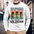 アイスクリームを持った老婆を決して過小評価しない 長袖Tシャツ 高齢者への贈り物