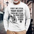 ジャーマン・シェパードはあなたの心を盗みますあなたのベッドとソファを盗みます 長袖Tシャツ 高齢者への贈り物