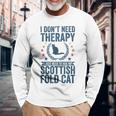 セラピーは要らない、スコティッシュ・フォールドの猫を抱きしめて 長袖Tシャツ 高齢者への贈り物