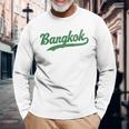 タイのバンコクビンテージスポーツグラフィック。 長袖Tシャツ 高齢者への贈り物