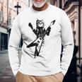 フライングvギターで遊ぶ猫 長袖Tシャツ 高齢者への贈り物