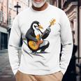 ベースギターを弾くペンギン ペンギン 長袖Tシャツ 高齢者への贈り物