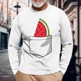ポケットに入ったスイカのポケットプリントの面白いスイカ。 長袖Tシャツ 高齢者への贈り物
