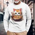 ラーメンを食べている子猫 長袖Tシャツ 高齢者への贈り物