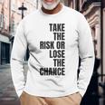 リスクを取るか、チャンスを失うか大胆なモチベーションウェア。 長袖Tシャツ 高齢者への贈り物