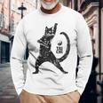 太極拳の練習をしている陽気な猫 陰陽 長袖Tシャツ 高齢者への贈り物