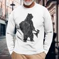 斧と盾を持った熊 中世の熊 バイキング 長袖Tシャツ 高齢者への贈り物