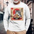 背中にラーメンを食べる緑色の目を持つ日本猫のデザイン。 長袖Tシャツ 高齢者への贈り物